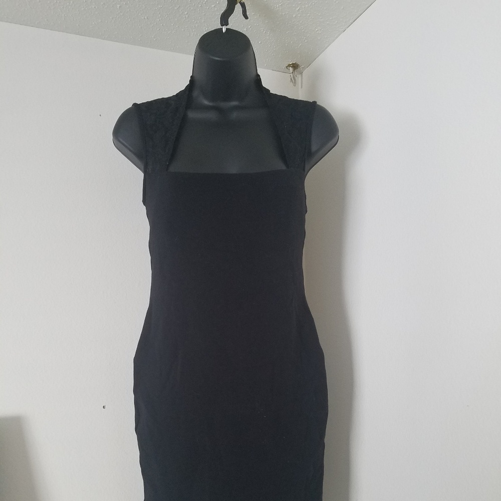 Moda international black lace shoulder dress med